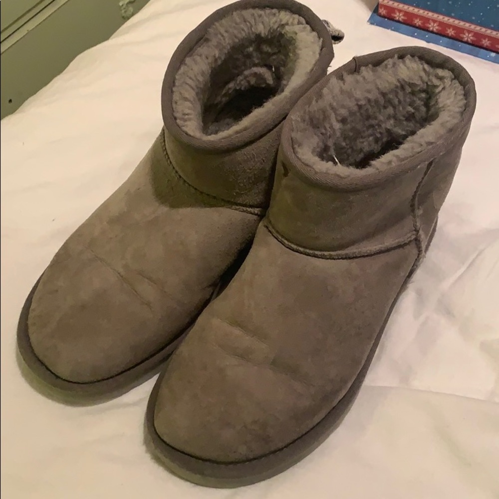 Short gray UGGs - Picture 1 of 3